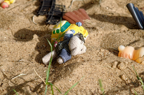 沙箱里的旧玩具图片下载