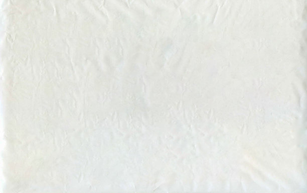 添加d2w添加剂的生态包装或塑料袋的白色背景纹理。这种塑料不会对环境构成威胁，也不会对动物和植物构成危险。图片下载