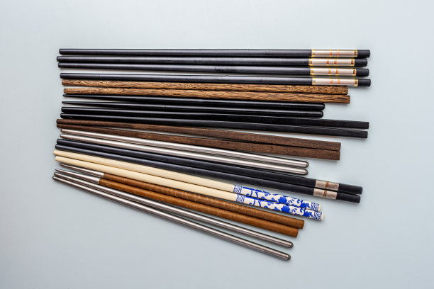 蓝色背景上各种颜色和材质的亚洲餐筷俯视图图片下载