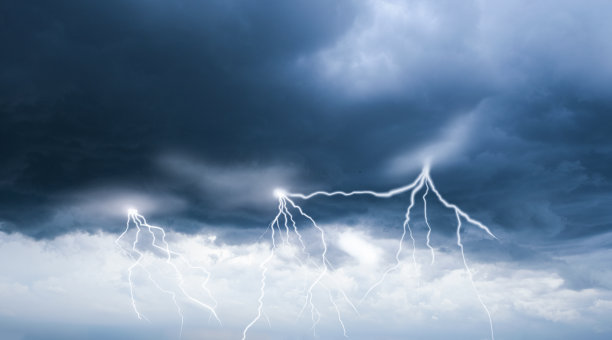 雨季的天气，天空阴云密布，狂风暴雨，雷电交加。天气的概念图片下载