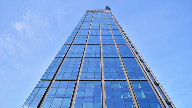 商业区内现代摩天大楼的底景，映衬着蓝天。图片下载