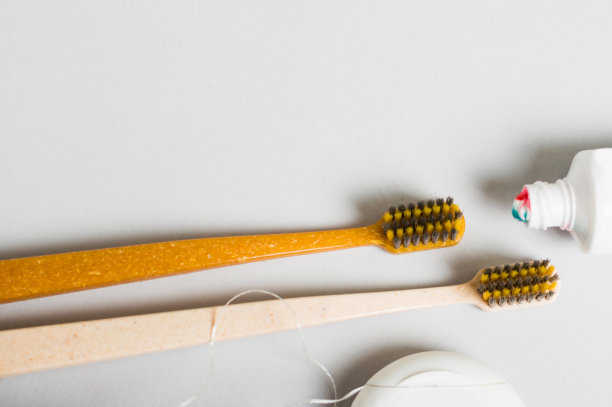 两把牙刷，白色的底色是牙膏。带复制空间的俯视图，牙科工具图片下载