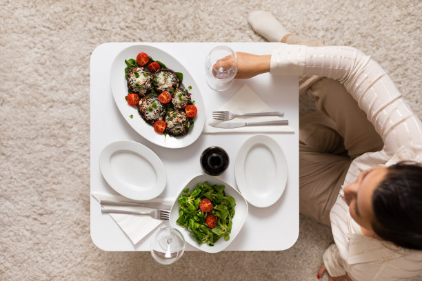 在午餐桌旁等着的年轻女子图片下载