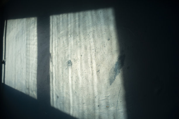 从窗户照在墙上的光。蓝色墙上的灯光。内部细节。图片下载