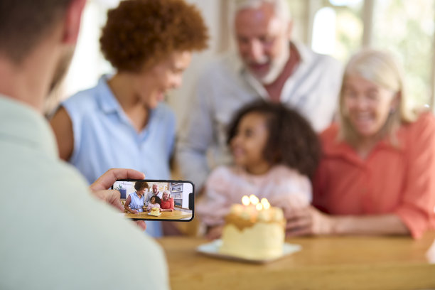 爸爸拍下了几代人在家里为孙女庆祝生日的照片图片下载