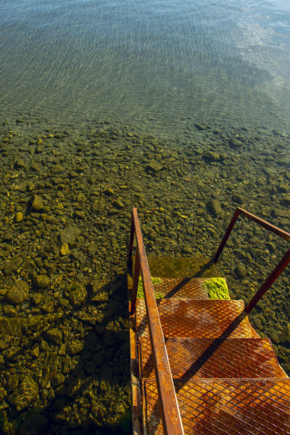 在黑海的一个港口，通往大海的金属梯子图片下载