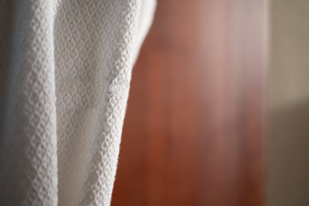 木制背景上的白色浴袍图片下载