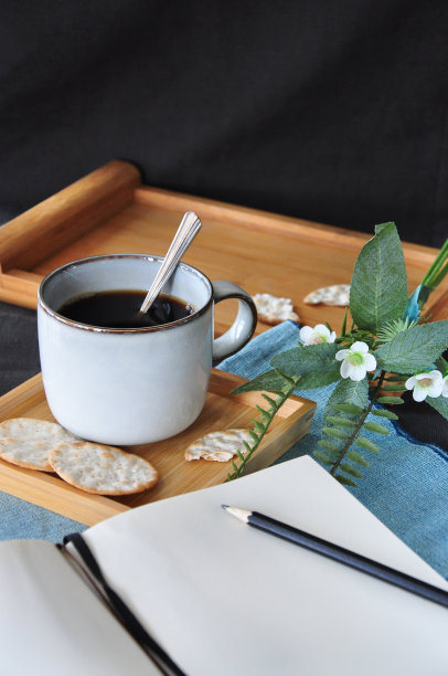 空白页日记与一杯咖啡在木托盘上图片下载