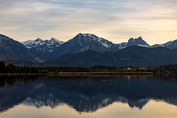 巴伐利亚阿尔卑斯山美丽的镜子湖图片下载