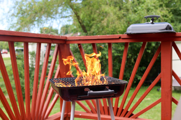 火焰从露台上的木炭烤架里冒出来图片下载