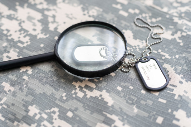 绿色军装上的放大镜图片下载
