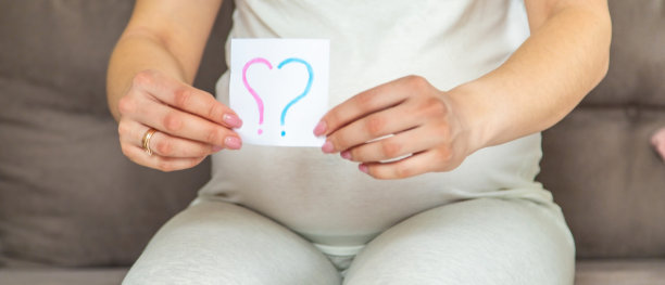 怀孕的女人谁会是问号。有选择性的重点。图片下载