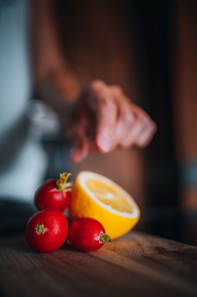 新鲜的萝卜和半个柠檬图片下载