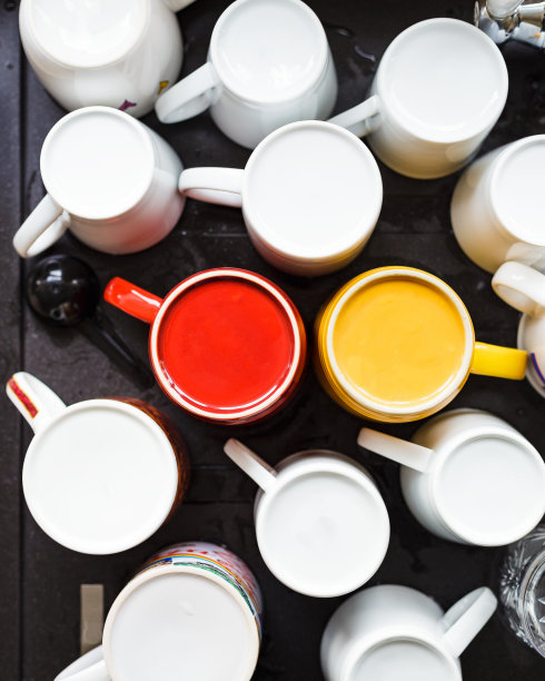 排水板上的杯子和马克杯的高角度视图图片下载