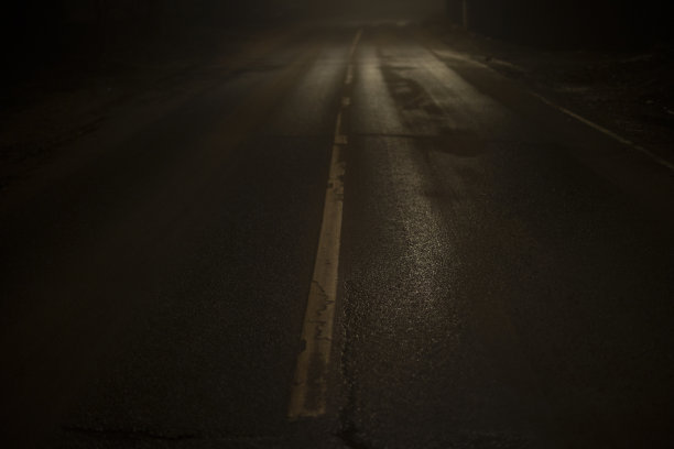 夜晚雾中的公路。Schosse上的雾。黑暗中道路上的微弱光线。图片下载