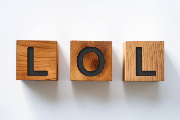单词LOL或大声笑在木制立方体的背景。图片下载