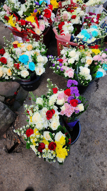 农贸市场上出售的美丽多彩的鲜花。俯视图图片下载