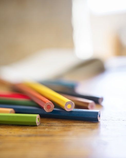 桌子上摆放着各式各样的彩色铅笔图片下载