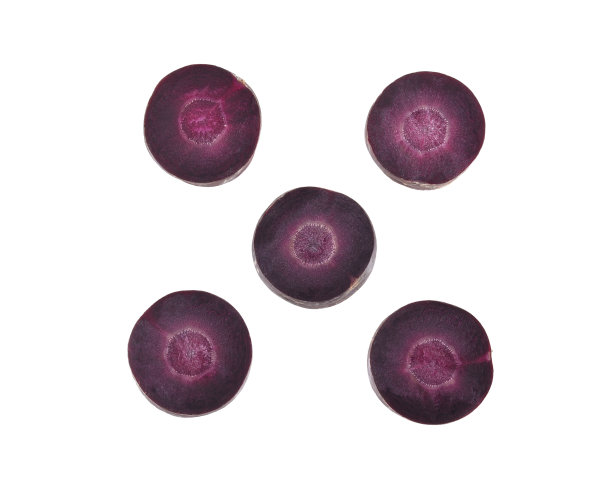 白色背景上的紫色胡萝卜图片下载