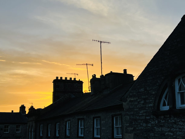 屋顶上的日落图片下载