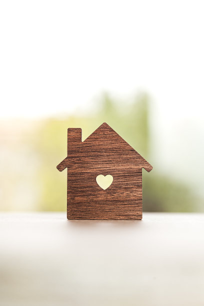 木屋剪影的垂直镜头图片下载