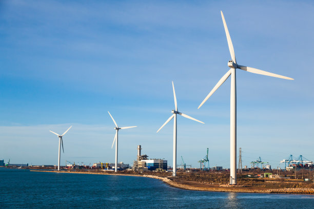 法国滨海福斯海港海湾的风力涡轮机。图片下载