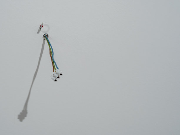 安装照明前，白色天花板下伸出的电线。图片下载