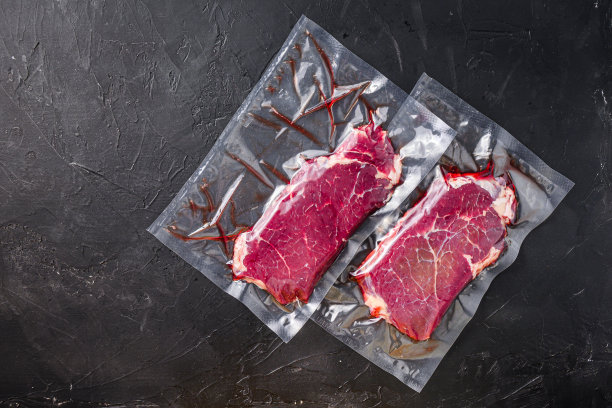 臀部牛排在真空密封袋黑色纹理背景，侧面视图空间的价格。图片下载