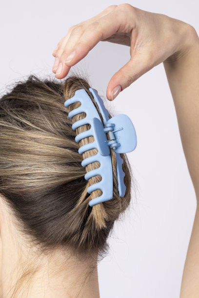 年轻的女人会照顾自己健康的头发。工作室的照片。图片下载