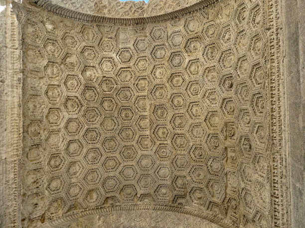 2023年5月，奥兰治:参观美丽的普罗旺斯奥兰治市——拥有竞技场和古老剧院的历史名城——观赏凯旋门图片下载