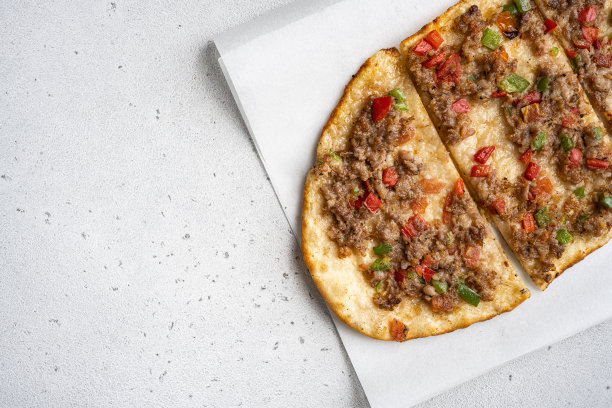 土耳其披萨土耳其披萨配肉末，在灰色混凝土桌子背景上，俯视图平铺，文字有复制空间图片下载