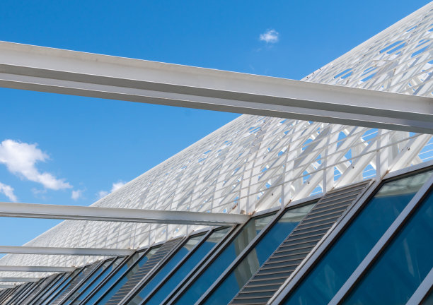 现代建筑屋顶网格的低角度视图图片下载