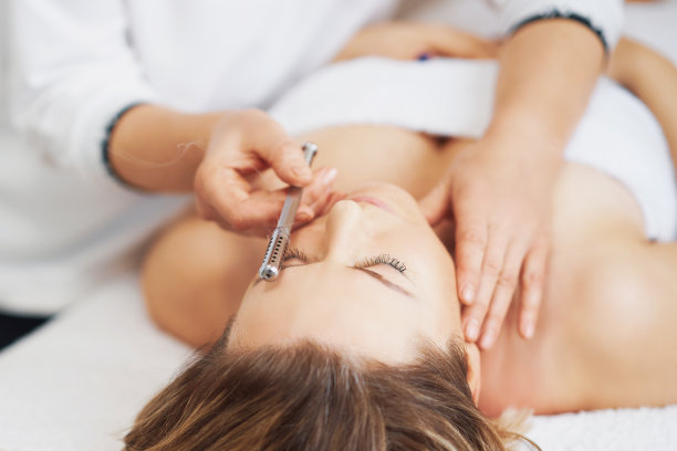 艾灸辊治疗女性面部的图片图片下载