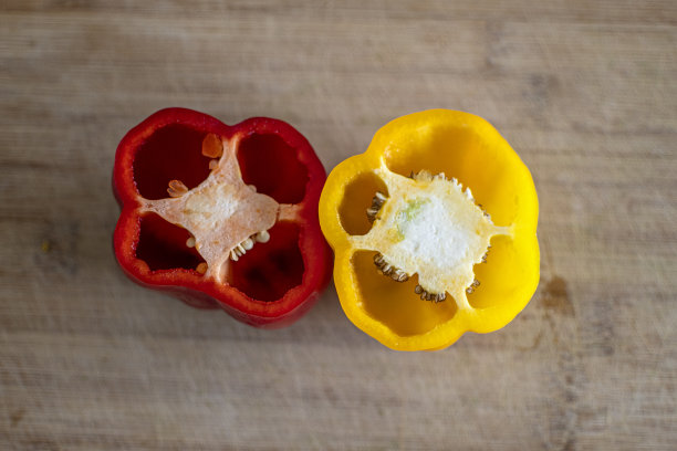 木板上的红椒和黄椒图片下载