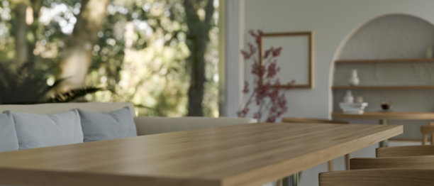 在极简主义餐厅或咖啡馆的木制桌面或餐桌上复制空间。图片下载