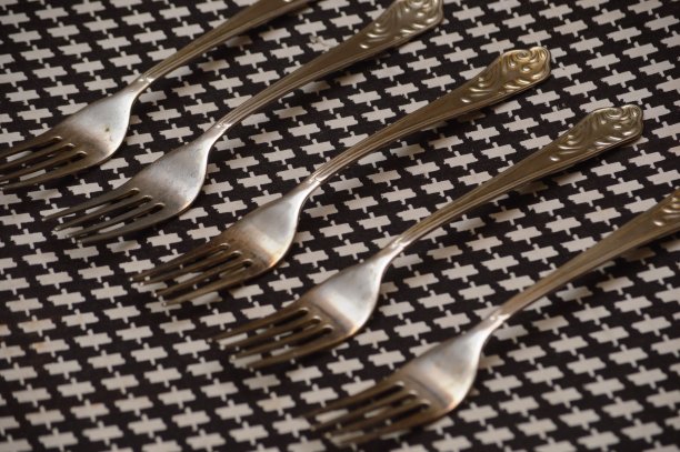 在餐桌上图片下载