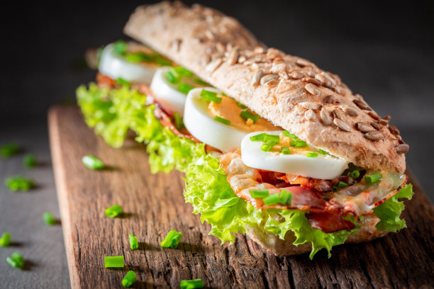 美味的自制三明治，有生菜、培根和鸡蛋。图片下载