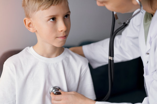 医生和小男孩在家。接受常规医疗检查的儿童病人。医学、保健概念图片下载