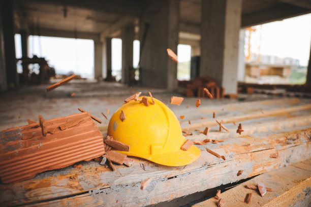 在施工现场使用黄盔设备和工具进行工程和施工构思图片下载