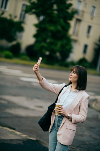 一个年轻女人去上班，在城市大街上图片下载