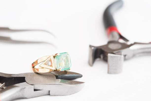 一个闪闪发光的展示:熟练手工制作的珠宝和配件图片下载