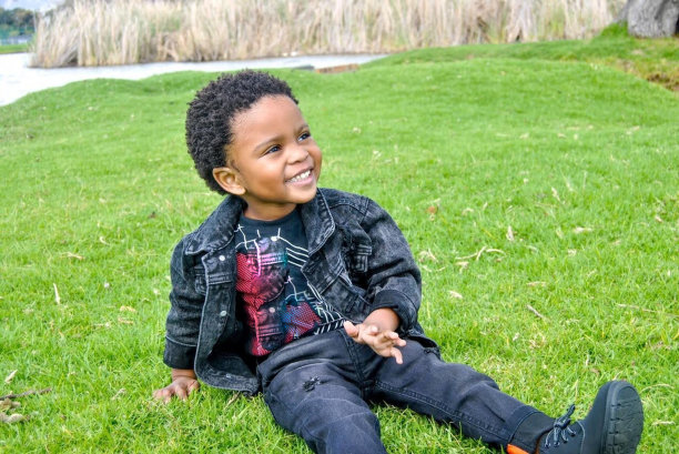 黑色可爱的小男孩抬头微笑着图片下载