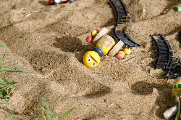 沙箱里的旧玩具图片下载