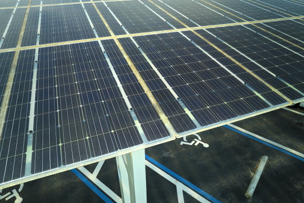 在停车场上安装太阳能电池板，让停放的汽车有效地产生清洁能源图片下载