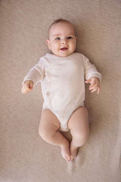 爱玩的小男孩躺在沙发上图片下载