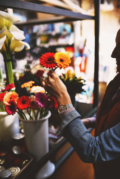 在农贸市场出售的鲜花图片下载