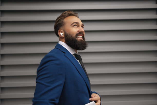 一个年轻商人上班路上的镜头图片下载