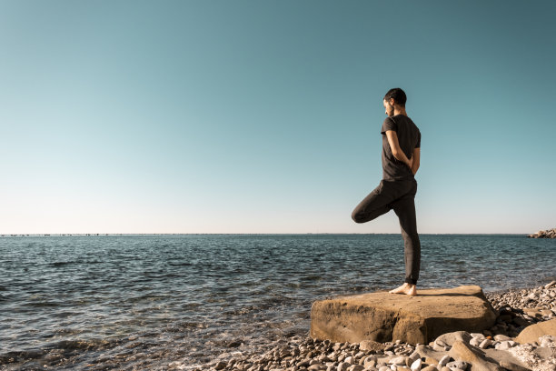 有魅力的年轻人在海边练习瑜伽冥想和呼吸图片下载