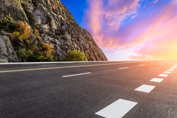 柏油公路，山有云雾图片下载