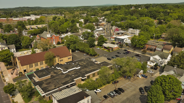 小社区的树木面积和城市扩张。宾夕法尼亚州斯特劳兹堡大街上的小房子和圣约翰福音路德教会。无人机航拍图图片下载